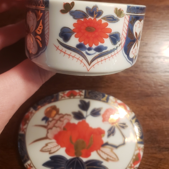 Ashibi Porcelain Lidded Trinket Box - Picture 5 of 10